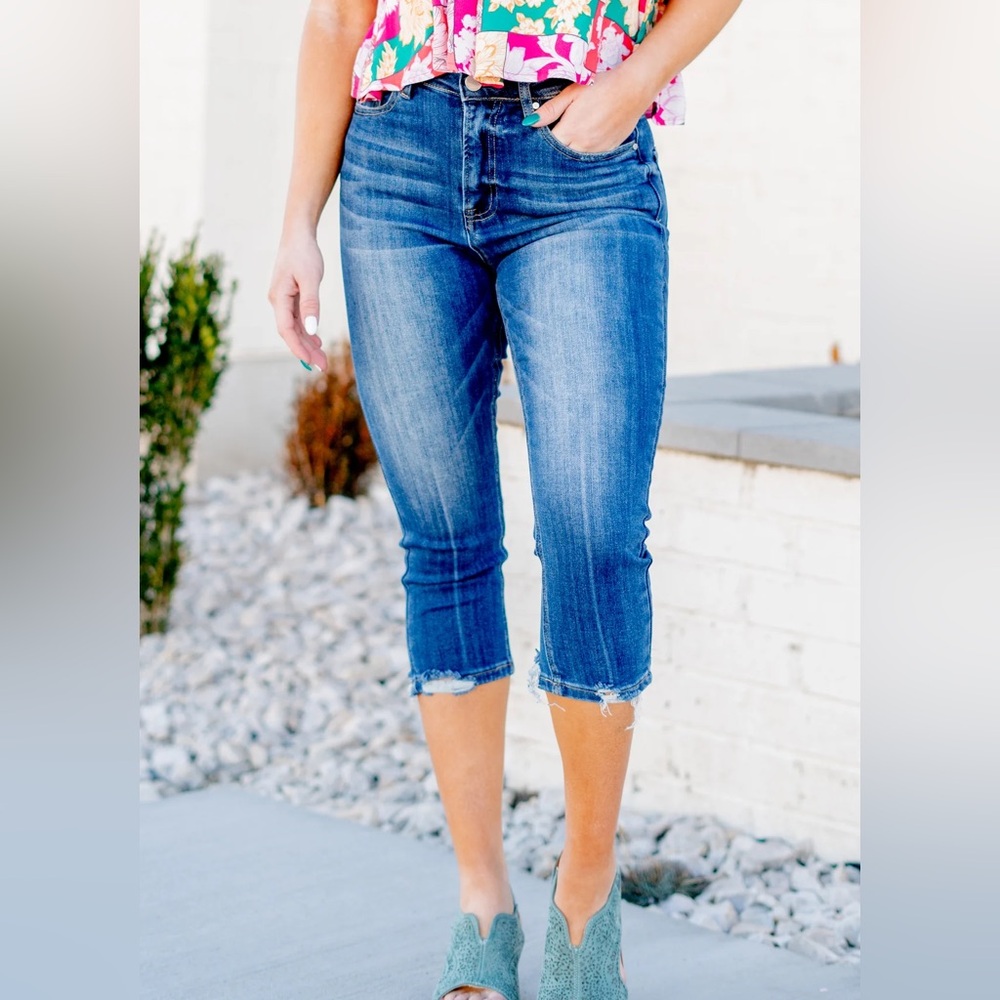 Risen Sweet Tea High Rise Dark Wash Distressed Capri. Size 13/31